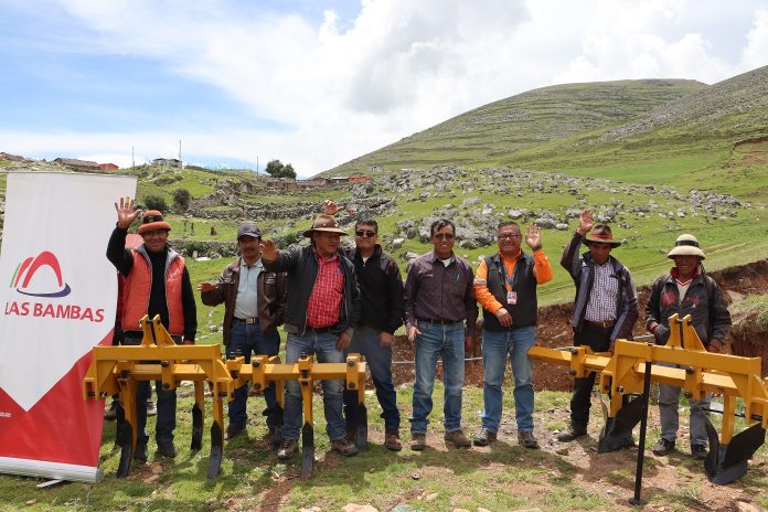 Comunidad de Manuel Seoane Corrales recibe equipos para tractor agrícola