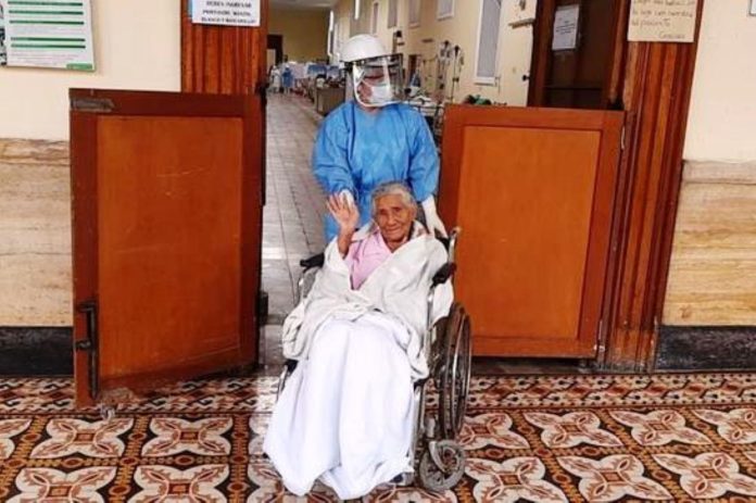 DOÑA IGINIA MORALES DE 91 AÑOS VENCE LA COVID-19 Y ES DADA DE ALTA EN LIMA