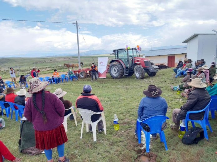 LAS BAMBAS ENTREGA 5 TRACTORES 4 RASTRAS Y 4 ARADOS A COMUNIDADES DE LA PROVINCIA DE CHUMBIVILCAS